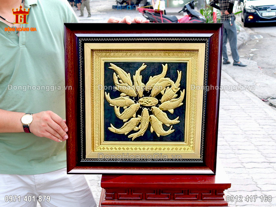 Bề mặt tranh đồng được chế tác theo phương pháp gò 3D thủ công